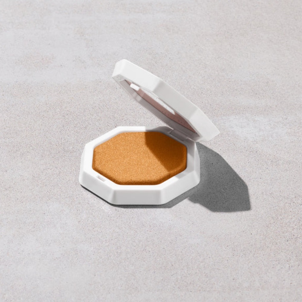 Fenty Beauty DEMI'GLOW LIGHT-DIFFUSING HIGHLIGHTER - Rich Hunnie 06